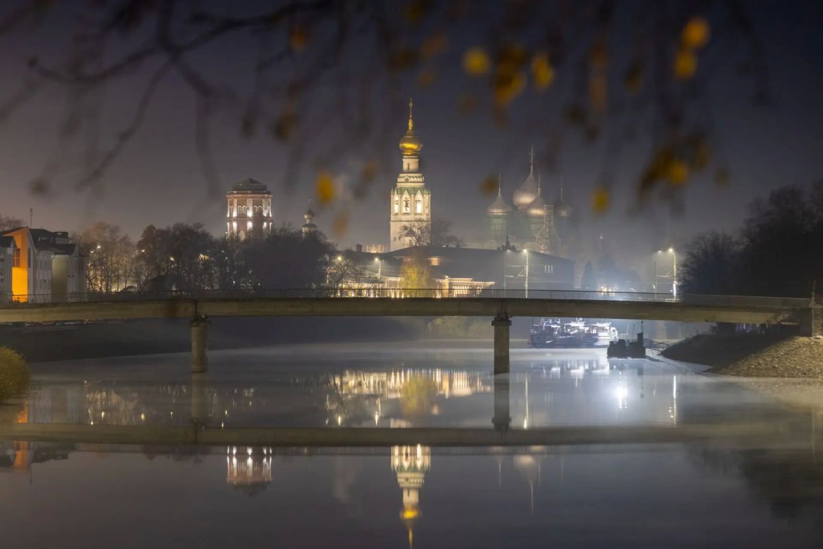 Морозная октябрьская ночь в Вологде — это когда снега ещё нет, но воздух уже холодный и звонкий, фонари светят ярче, а город кажется немного нереальным