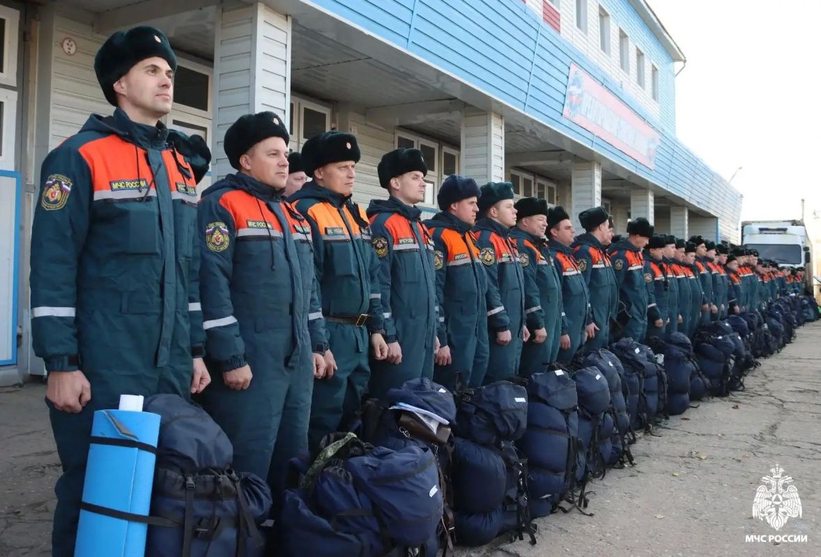 К реагированию готовы!. В Вологде на базе специализированной пожарно-спасательной части прошёл смотр аэромобильной группировки Главного управления МЧС России по Вологодской области