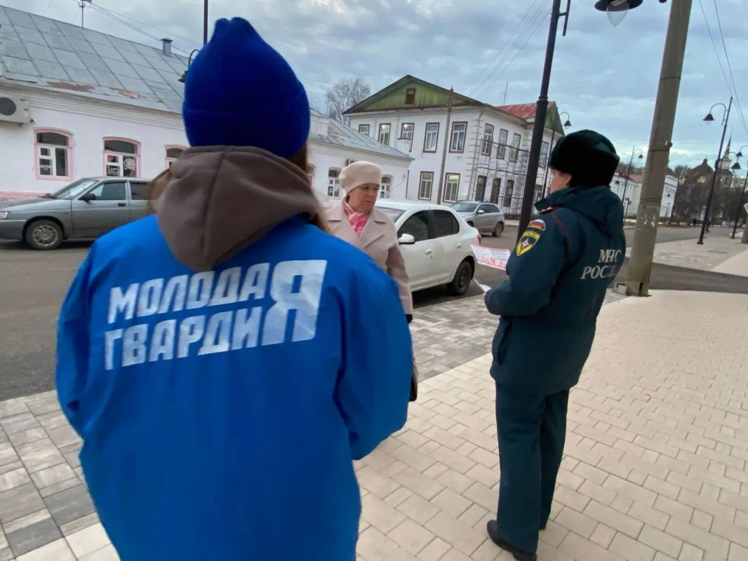 Сотрудники МЧС России и активисты «Молодой гвардии» вышли на улицы Великого Устюга Сотрудники МЧС России и активисты «Молодой гвардии» вышли на улицы Великого Устюга