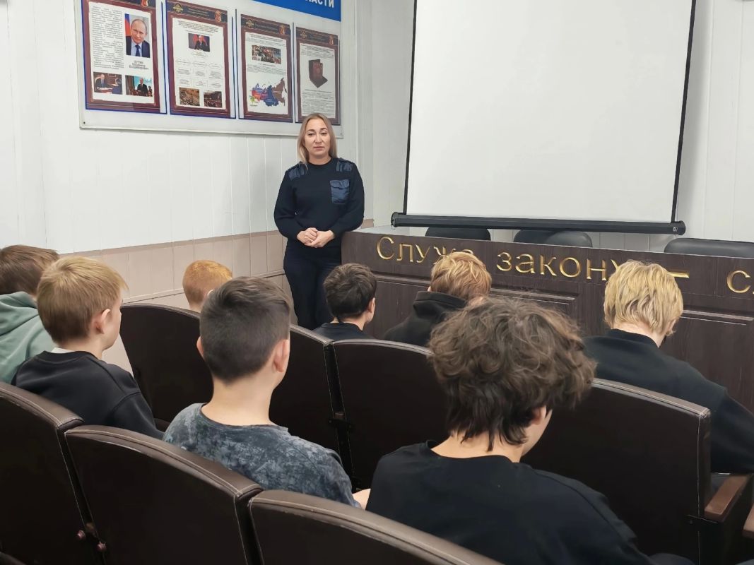 Школьники побывали на экскурсии в ОМВД России «Великоустюгский» Школьники побывали на экскурсии в ОМВД России «Великоустюгский»
