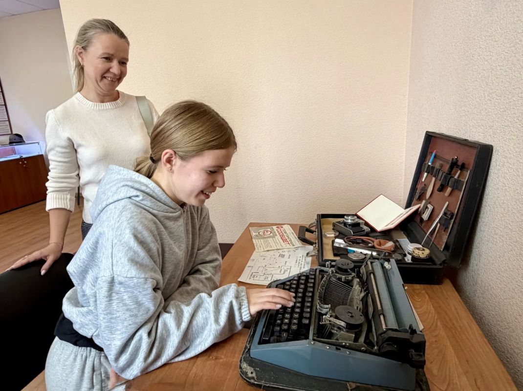 Необычная просьба поступила в СУ СК России по Вологодской области: 14-летняя школьница из Великого Устюга захотела узнать, как работают следователи Необычная просьба поступила в СУ СК России по Вологодской области: 14-летняя школьница из Великого Устюга захотела узнать, как работают следователи