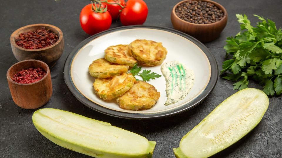 Жареные кабачки сметут со стола за минуту: с этой начинкой будут еще вкуснее