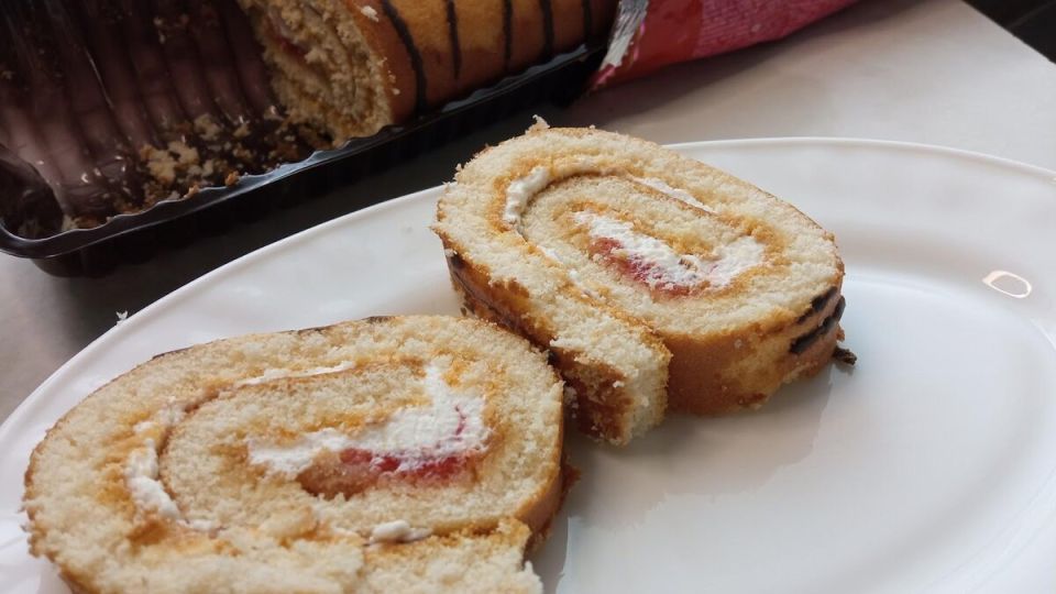 Почему бисквитные рулеты от известных производителей стоит избегать?