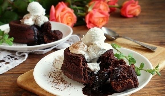 Шоколадный фондан: наслаждение с мороженым в каждой ложке