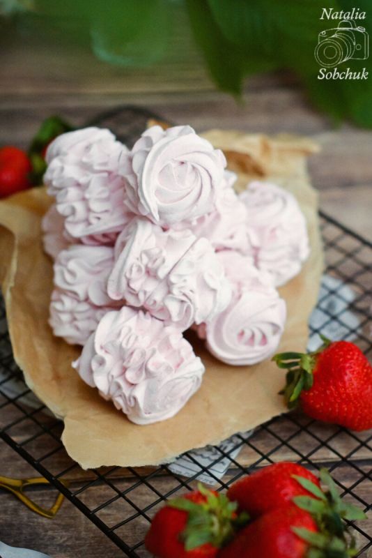 Летний десерт для взрослых: как сделать зефир с клубникой и шампанским