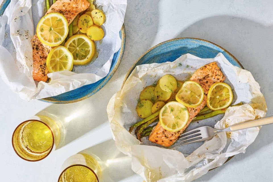 Запечённый лосось по-гречески в пергаменте: простой и полезный ужин