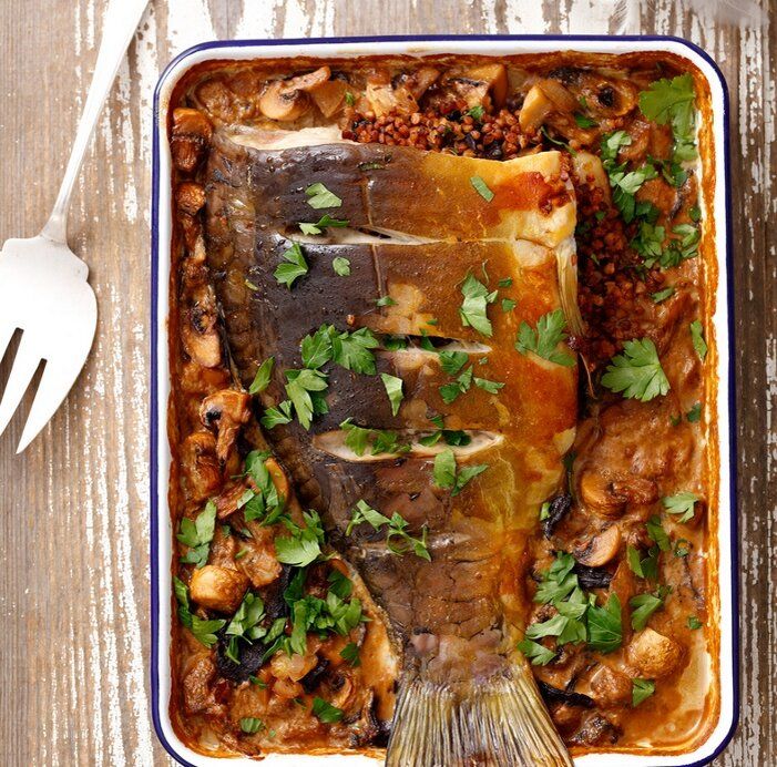 Запеченный карп с грибами и гречкой: праздничный деликатес на столе