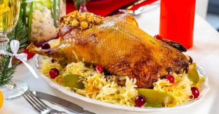 Гусь с яблоками и квашеной капустой: как приготовить праздничный шедевр