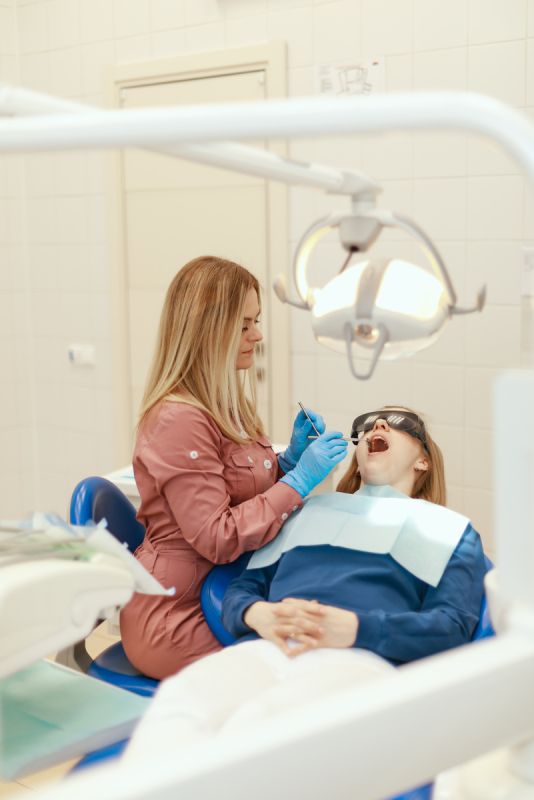 Как часто стоит проводить профессиональную чистку зубных имплантов?